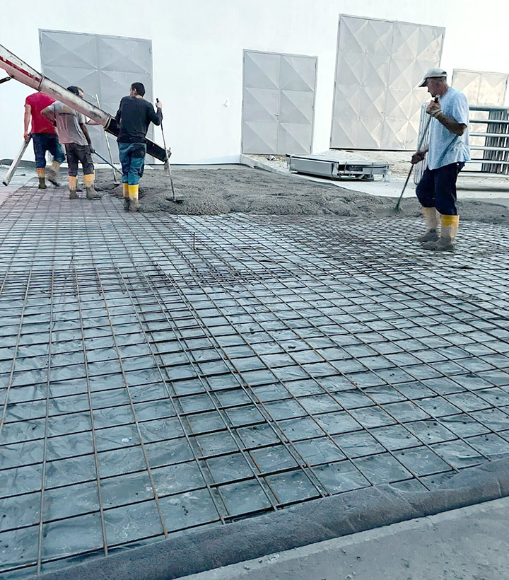 Concreting the floor by pumping concrete